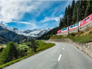 tren rojo a un costado de la carretera en los pirineos