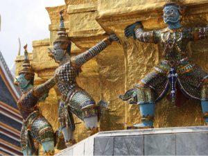 guardias de metal custodiando templo en bangkok