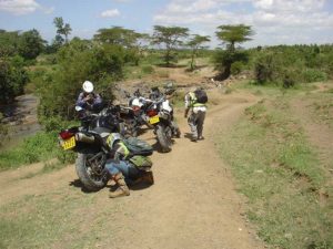 grupo de viajeros detenidos en la sabana africana