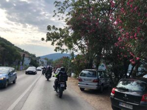 motociclistas atravesando pueblo