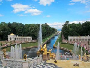 palacio en ciudad rusia con jardines y fuente