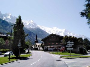 camino en localidad de pirineos con montaña de fondo