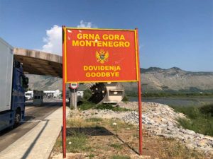 letrero de bienvenida a montenegro