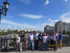 grupo de personas en puente peatonal