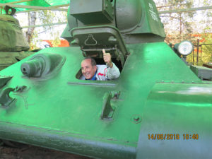 turista dentro de un tanque de exhibicion