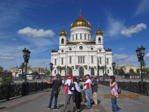 personas en templo y puente blanco