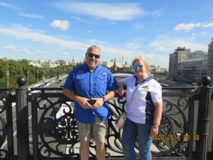 personas en puente peatonal
